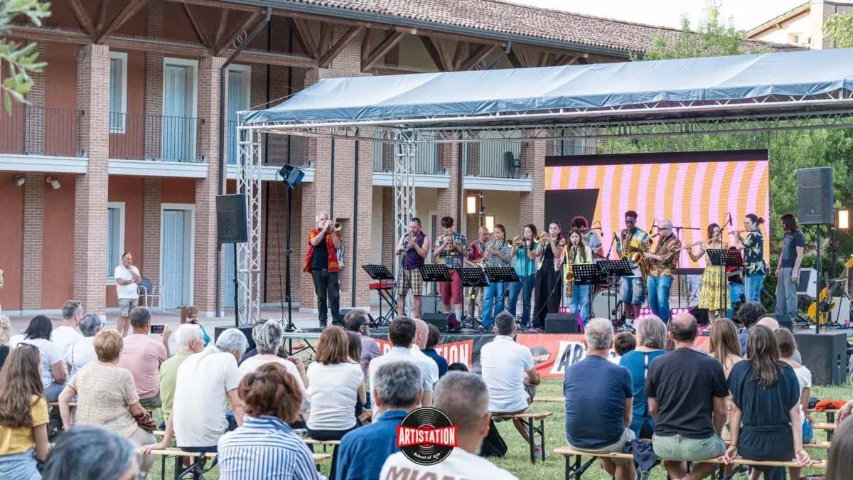 La big band della scuola durante un concerto all'aperto davanti al pubblico