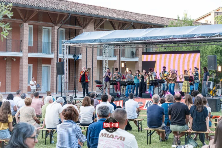 La big band della scuola durante un concerto all'aperto davanti al pubblico