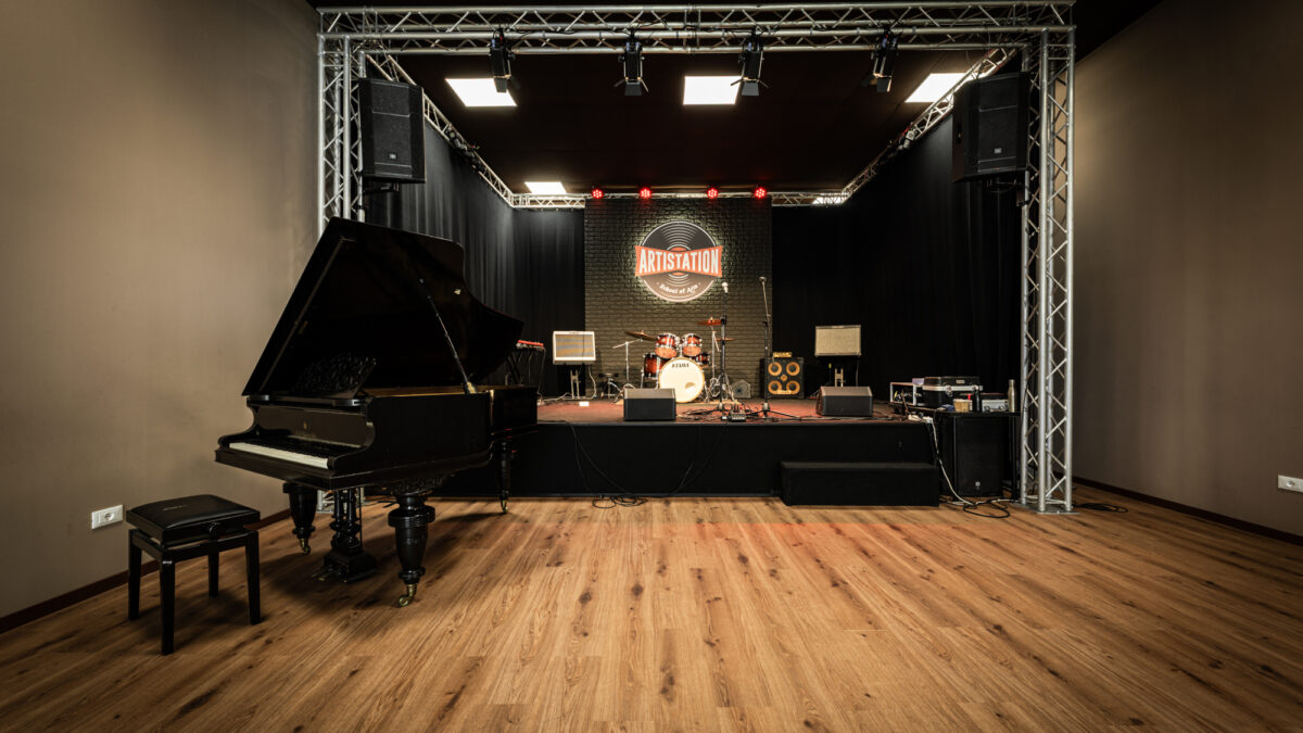 L’auditorium della scuola di musica Artistation a Faenza, con il pianoforte a coda e il palco attrezzato