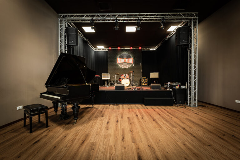L’auditorium della scuola di musica Artistation a Faenza, con il pianoforte a coda e il palco attrezzato