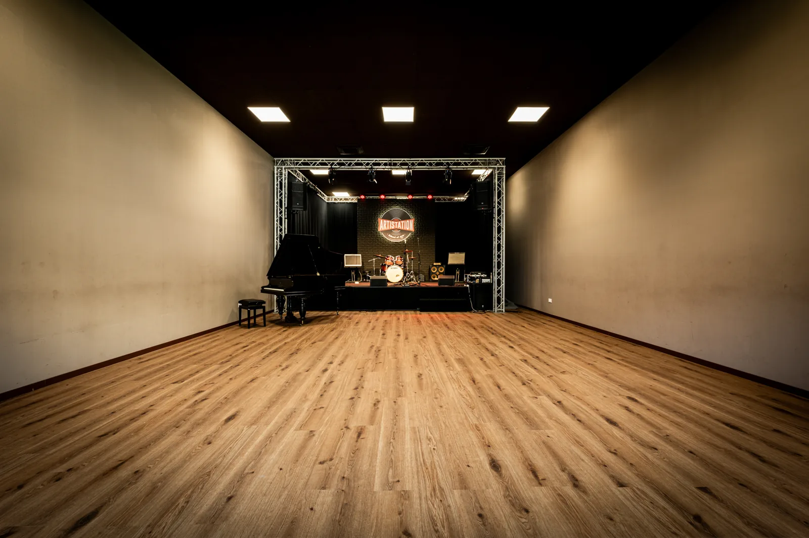 Auditorium della scuola di musica Artistation a Faenza visto dalla platea