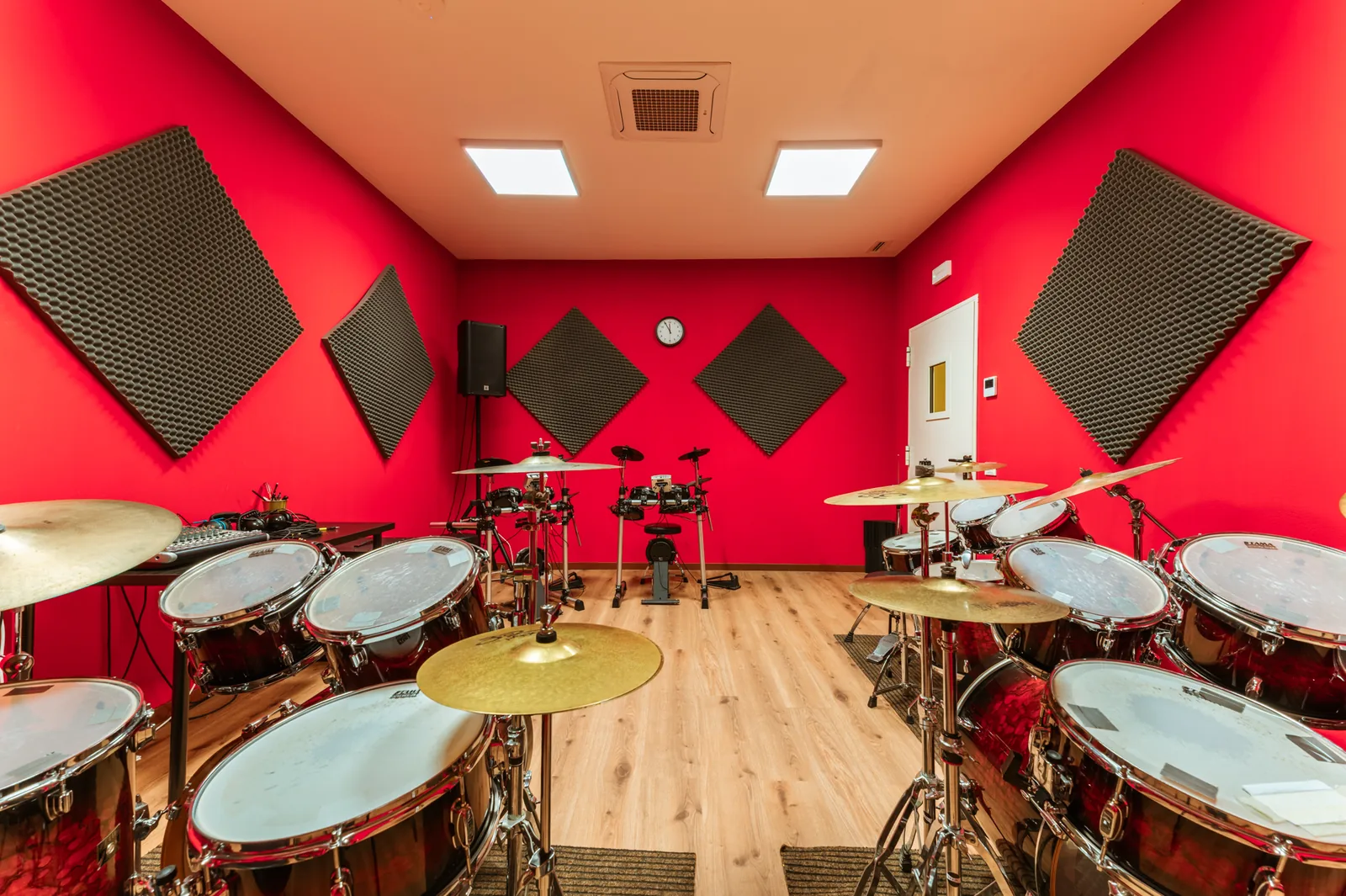 Aula rossa insonorizzata dedicata alla batteria ad Artistation Faenza