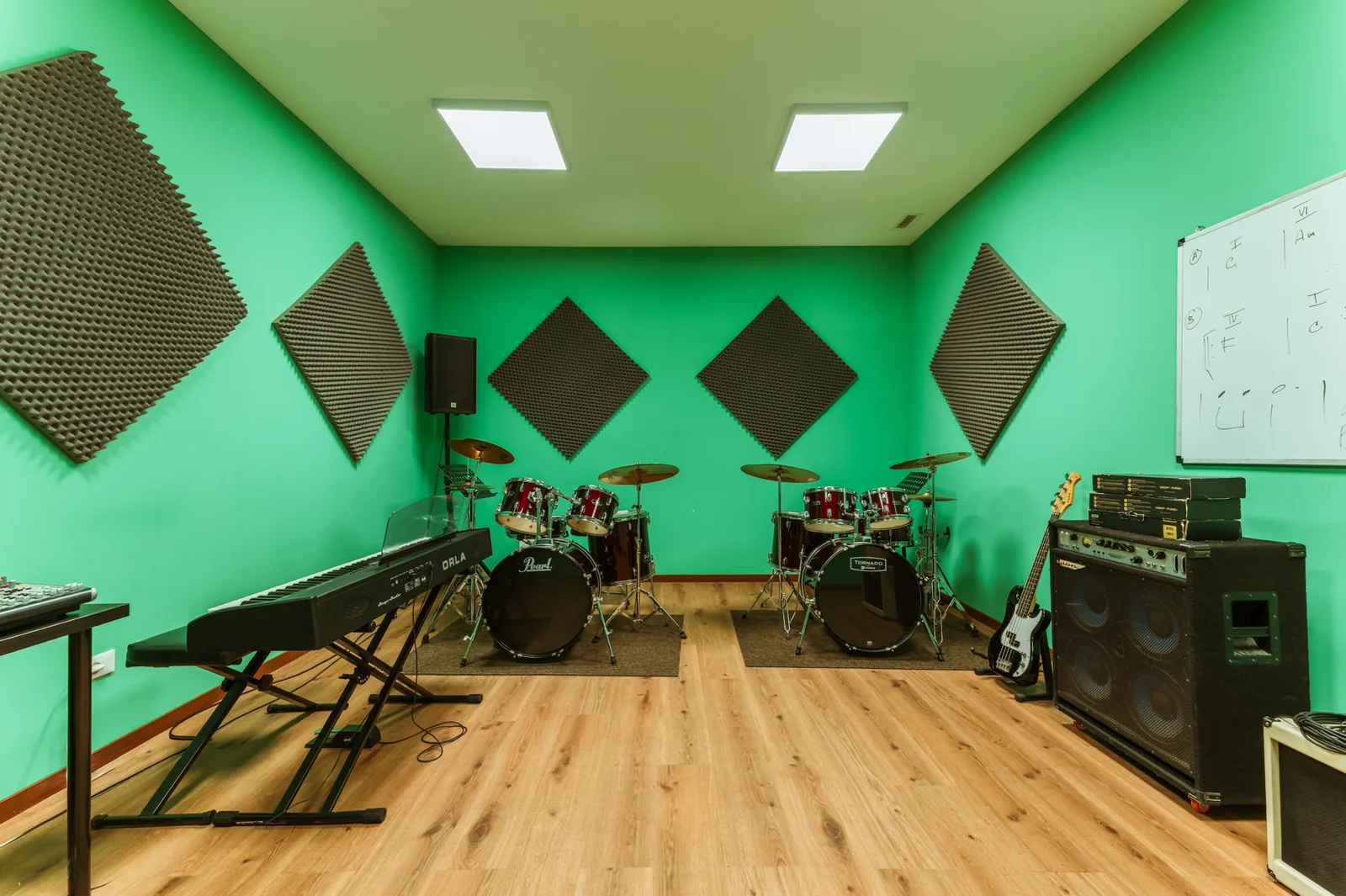 Aula verde con due batterie e amplificatori ad Artistation Faenza