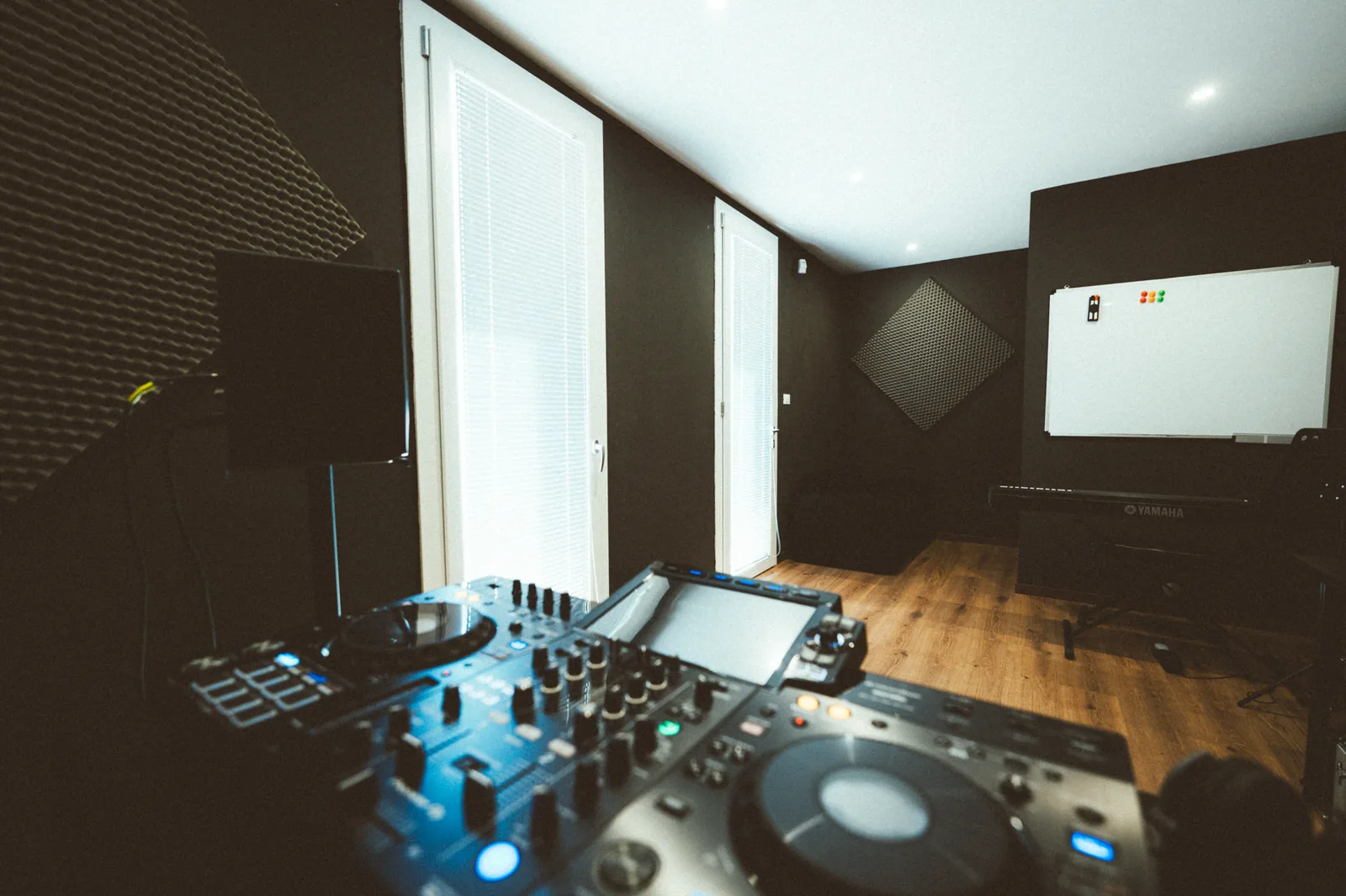 Postazione DJ con consolle ad Artistation Faenza