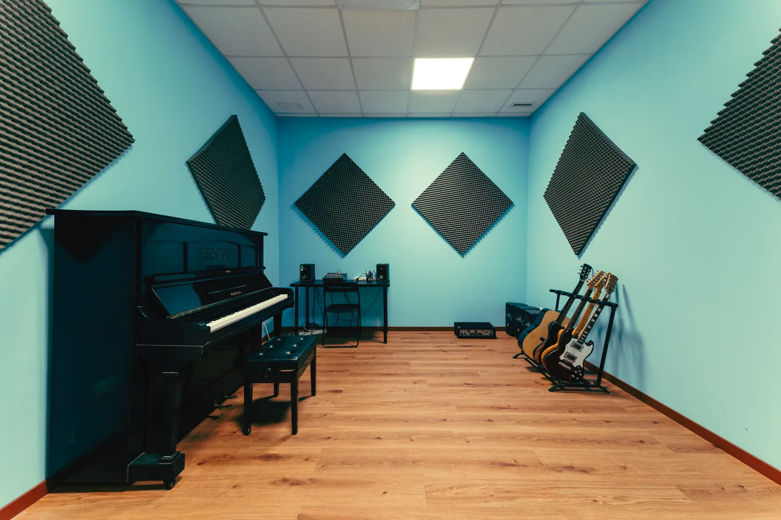Aula azzurra insonorizzata con pianoforte verticale ad Artistation Faenza