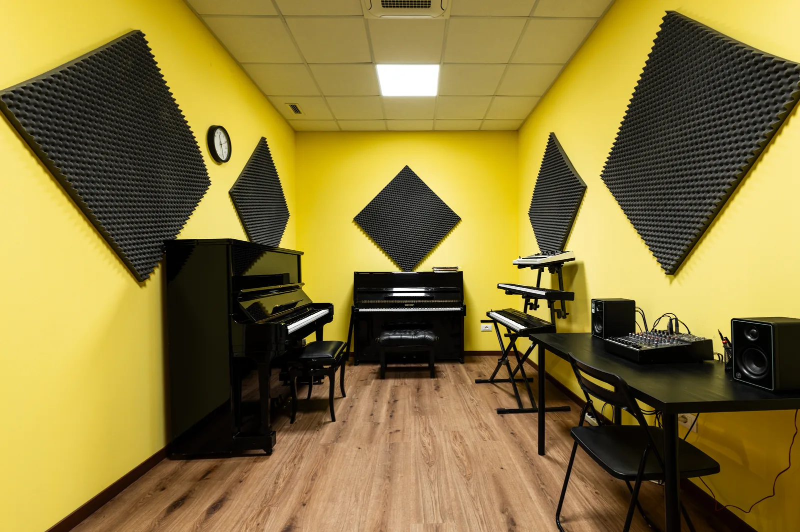 Aula gialla insonorizzata con pianoforte e postazione audio ad Artistation Faenza