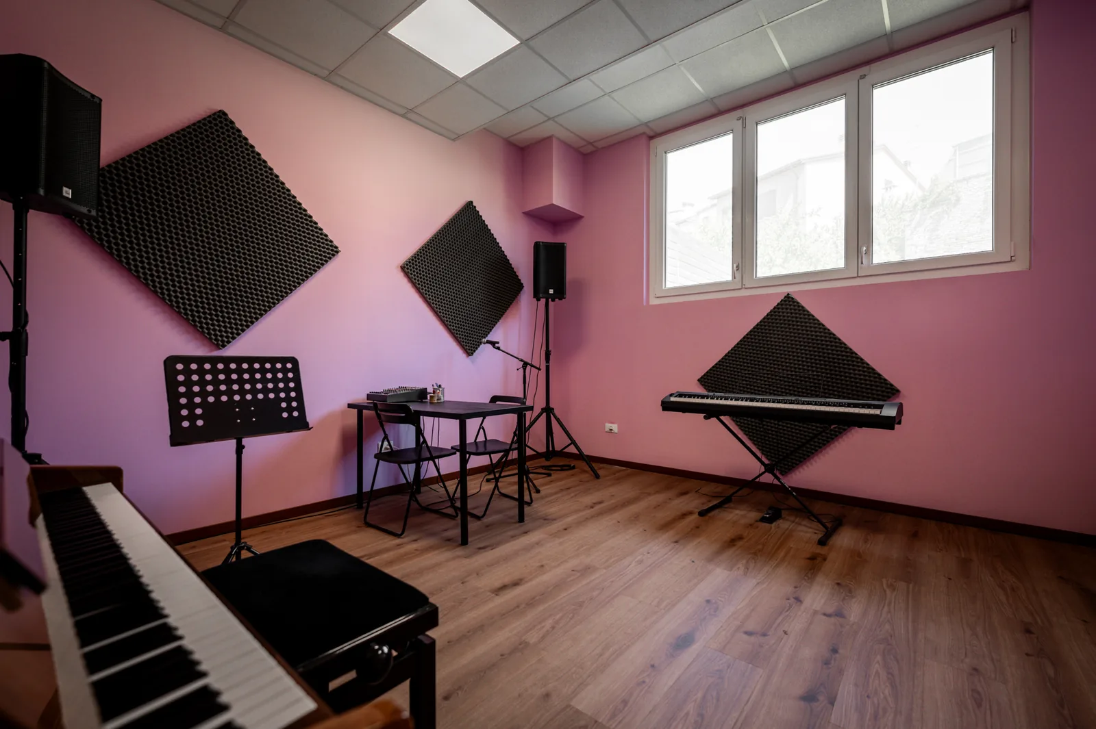 Aula lilla con pianoforte digitale ad Artistation Faenza