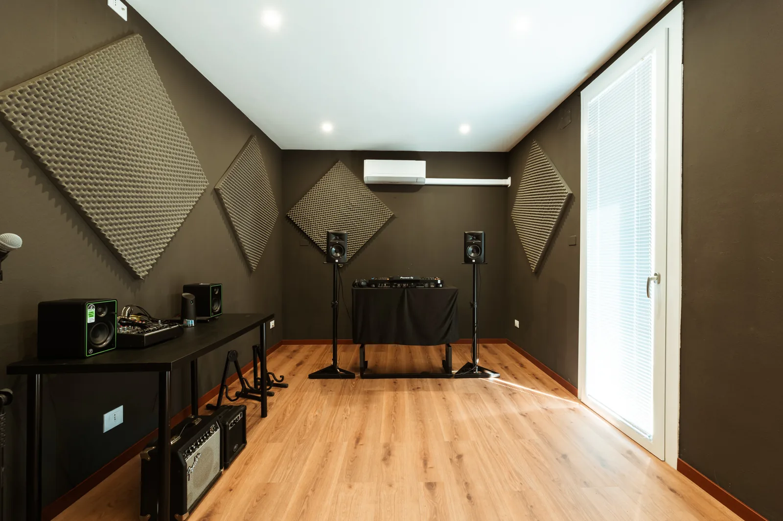 Aula nera insonorizzata con amplificatori e monitor ad Artistation Faenza