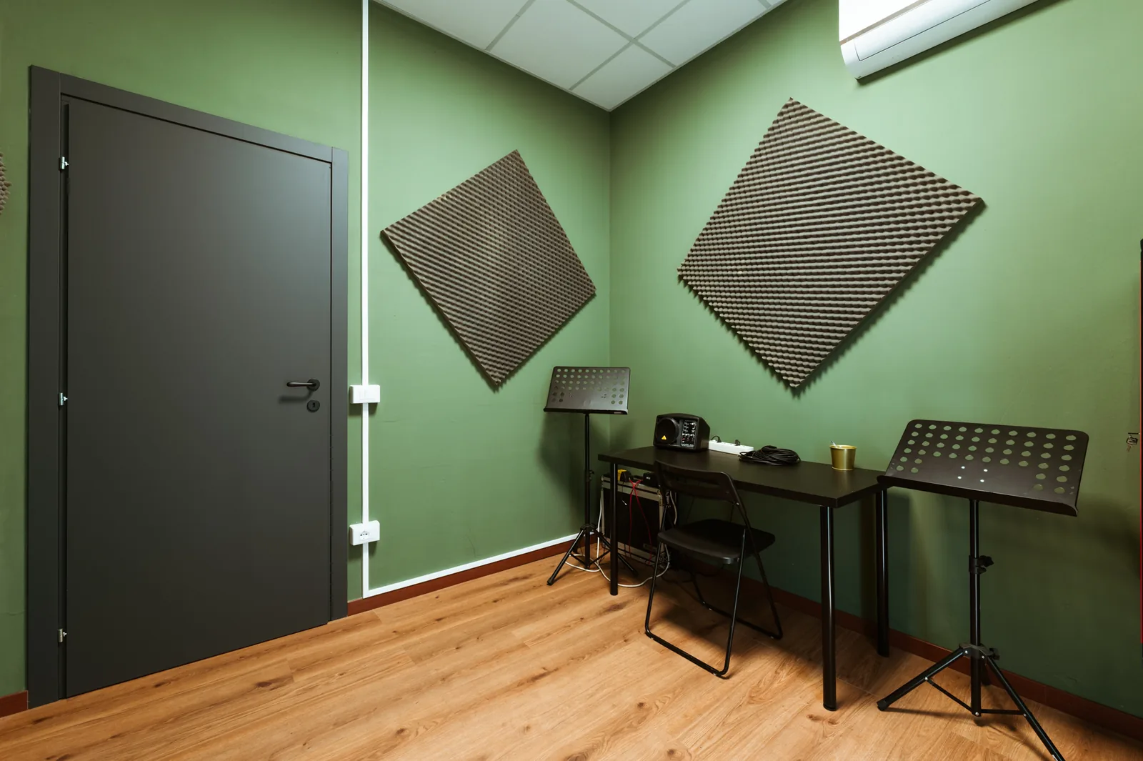Aula con leggii per teoria e musica d&rsquo;insieme ad Artistation Faenza