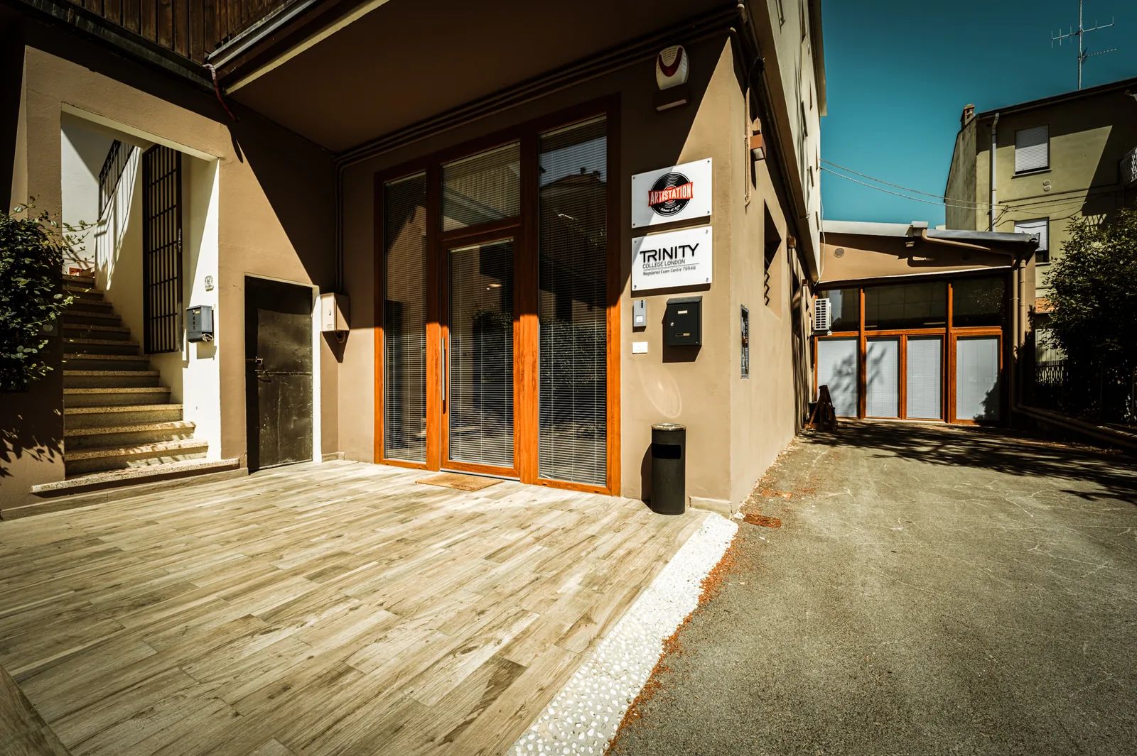 Ingresso della scuola di musica Artistation in via Silvio Pellico a Faenza