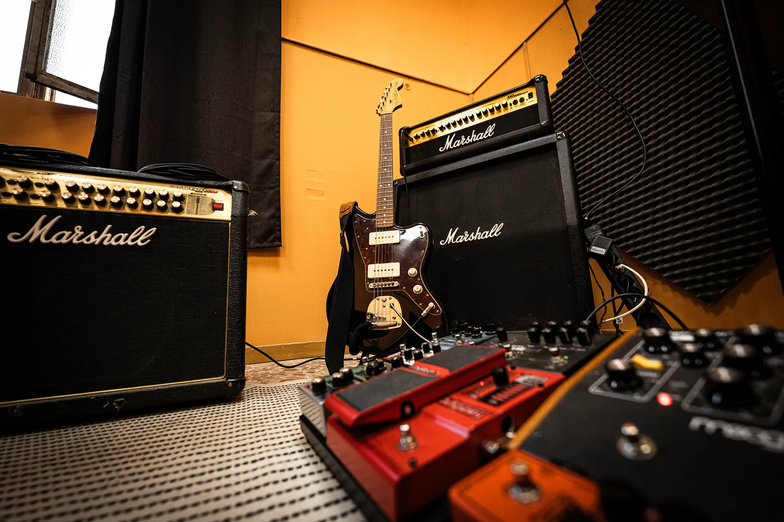 Amplificatori, chitarra elettrica e pedaliera nell’aula di chitarra della sede di Marradi