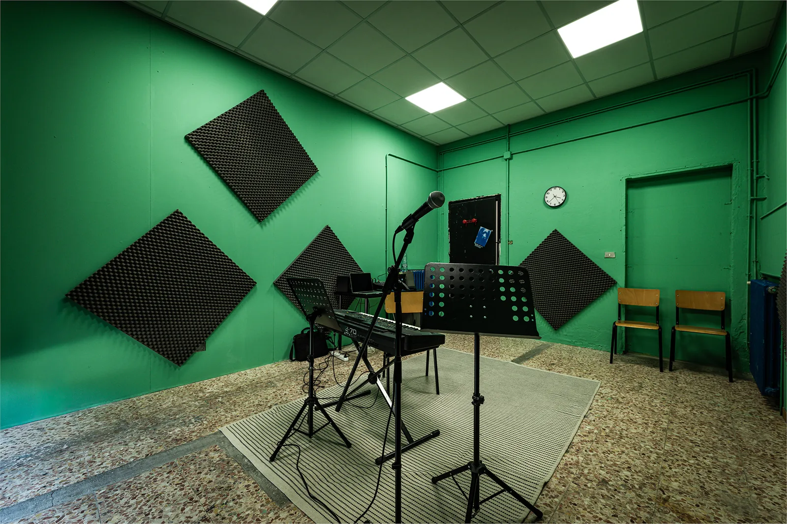 Aula verde della sede Artistation di Marradi allestita per il canto, con microfono e leggio
