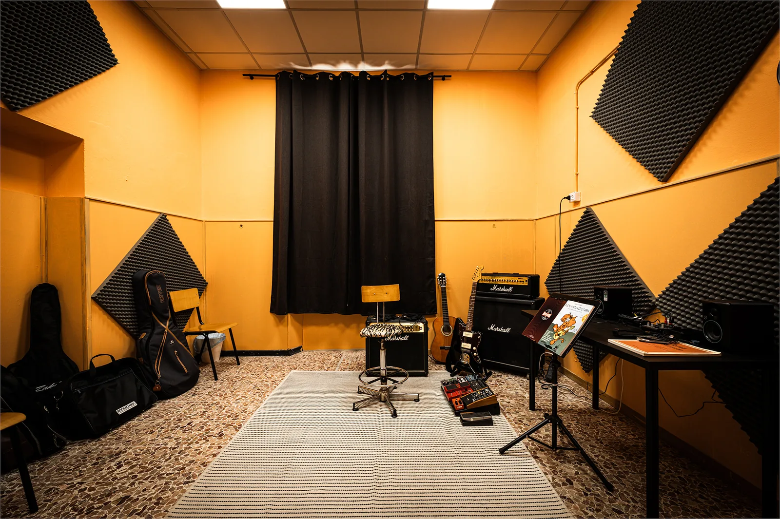 Aula di chitarra della sede Artistation di Marradi, con amplificatori e custodie per strumenti