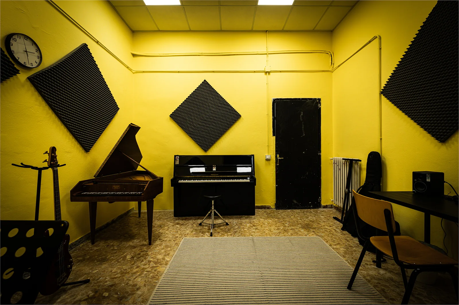 Aula di pianoforte della sede Artistation di Marradi, con pianoforte verticale e pianoforte d’epoca