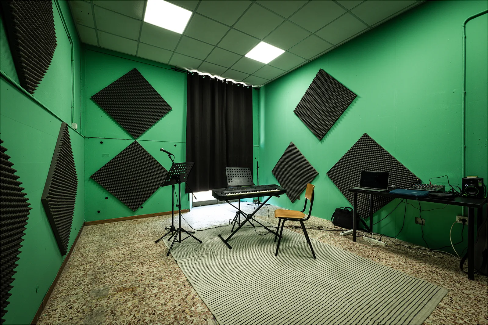 Aula verde della sede Artistation di Marradi allestita con tastiera e leggio