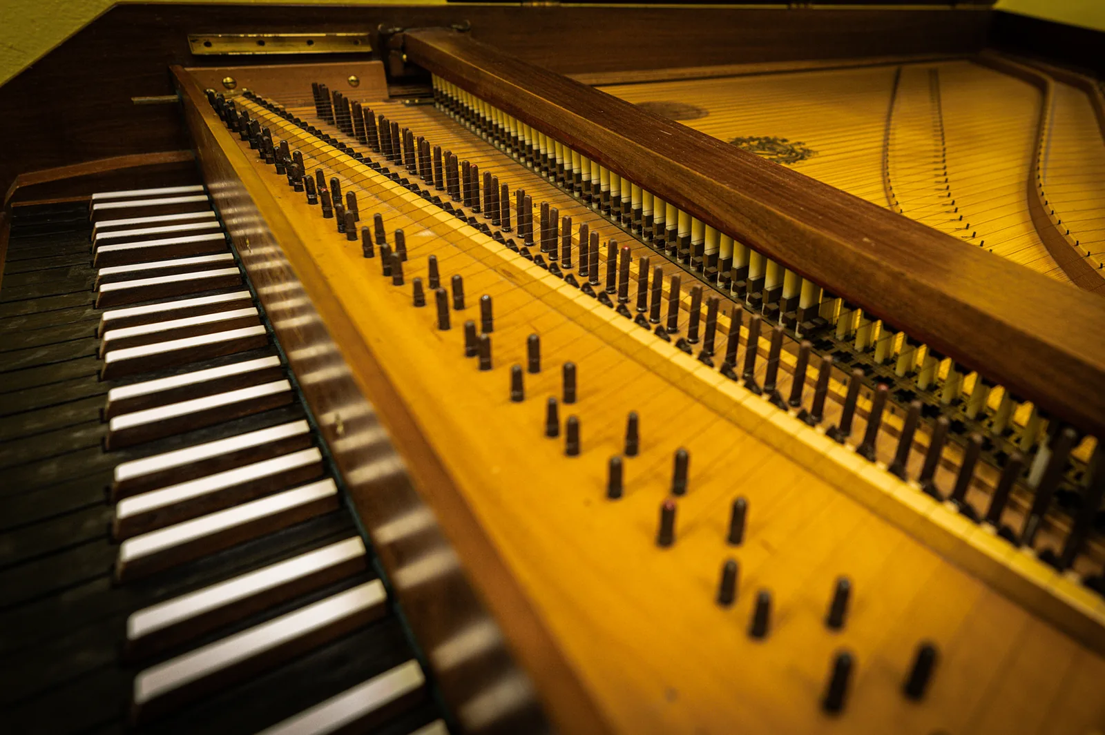 Tastiera e meccanica a martelletti del pianoforte d’epoca della sede Artistation di Marradi