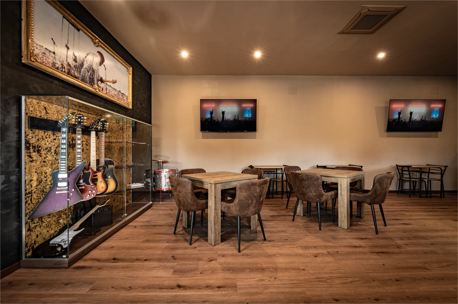 Reception con zona relax e cafeteria della scuola di musica Artistation a Faenza