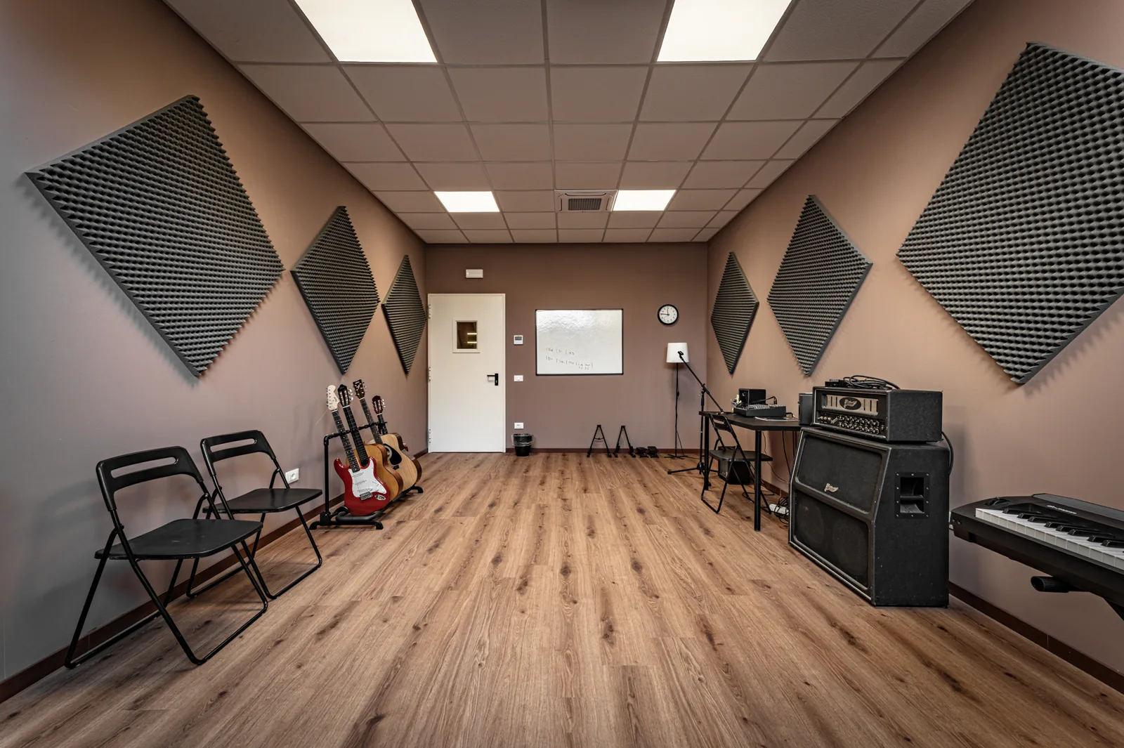Sala prove con amplificatori, chitarre e tastiera ad Artistation Faenza